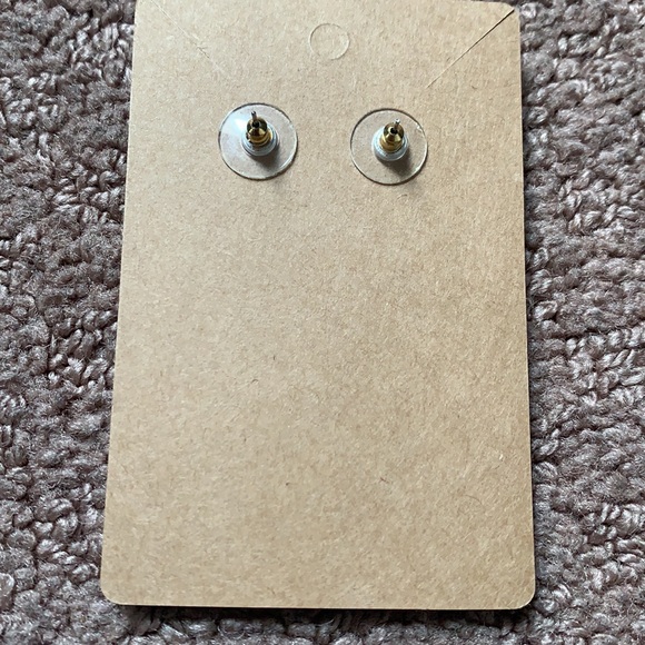 Large studs - Picture 3 of 3